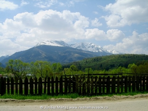 A Nagy-Pietrosz és a Grohotu hegytömbje a főútról nézve
